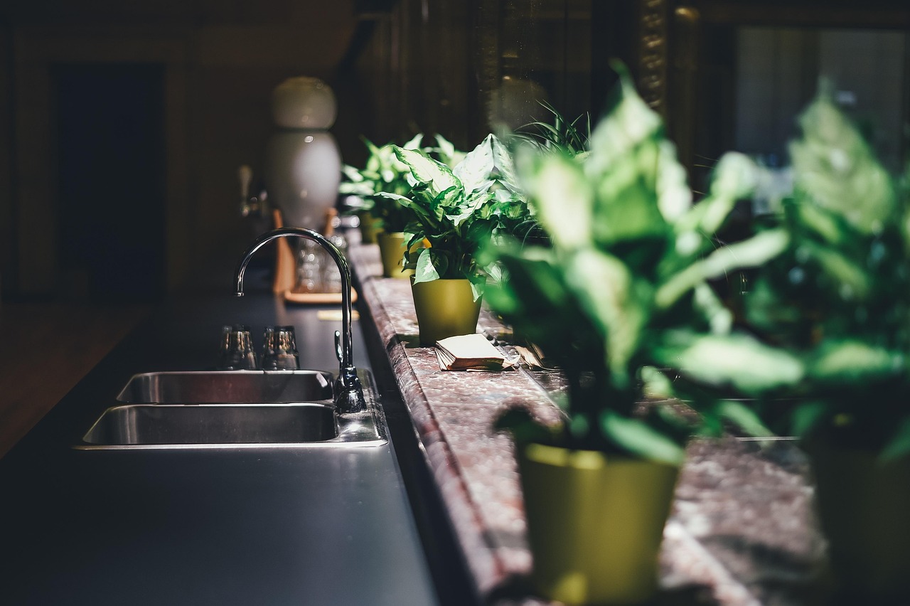 Slimme vaatwasser met eco-vriendelijke waterbesparingsfunctie. Slimme vaatwasser met eco-vriendelijke waterbesparingsfunctie.