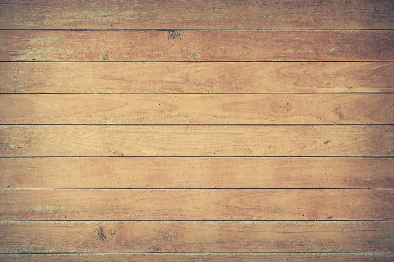 Stijlvolle houten jaloezieën voor zonwering zomer. Stijlvolle houten jaloezieën voor zonwering zomer.