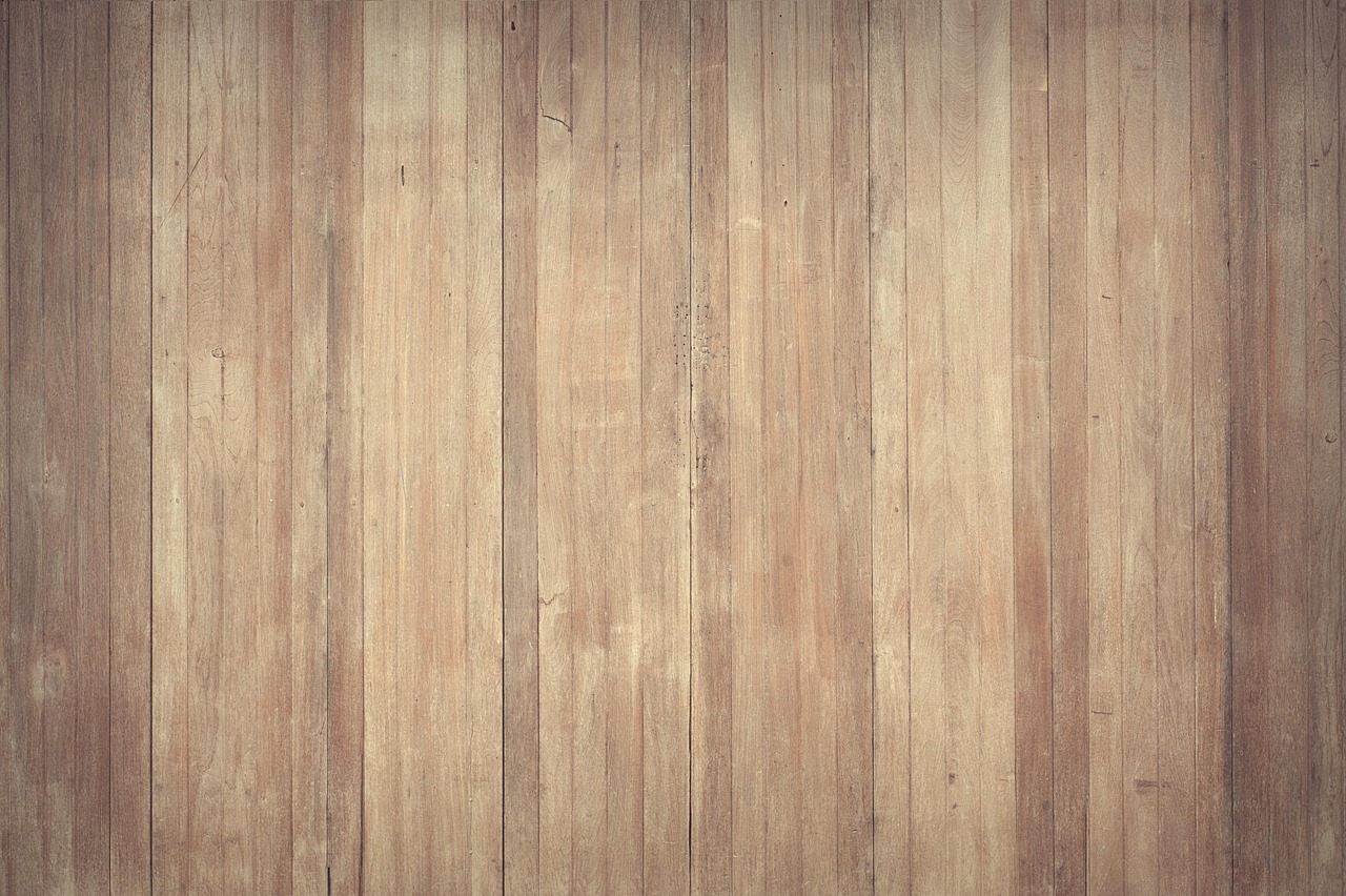 Houten jaloezieën in een zonnige woonkamer. Houten jaloezieën in een zonnige woonkamer.