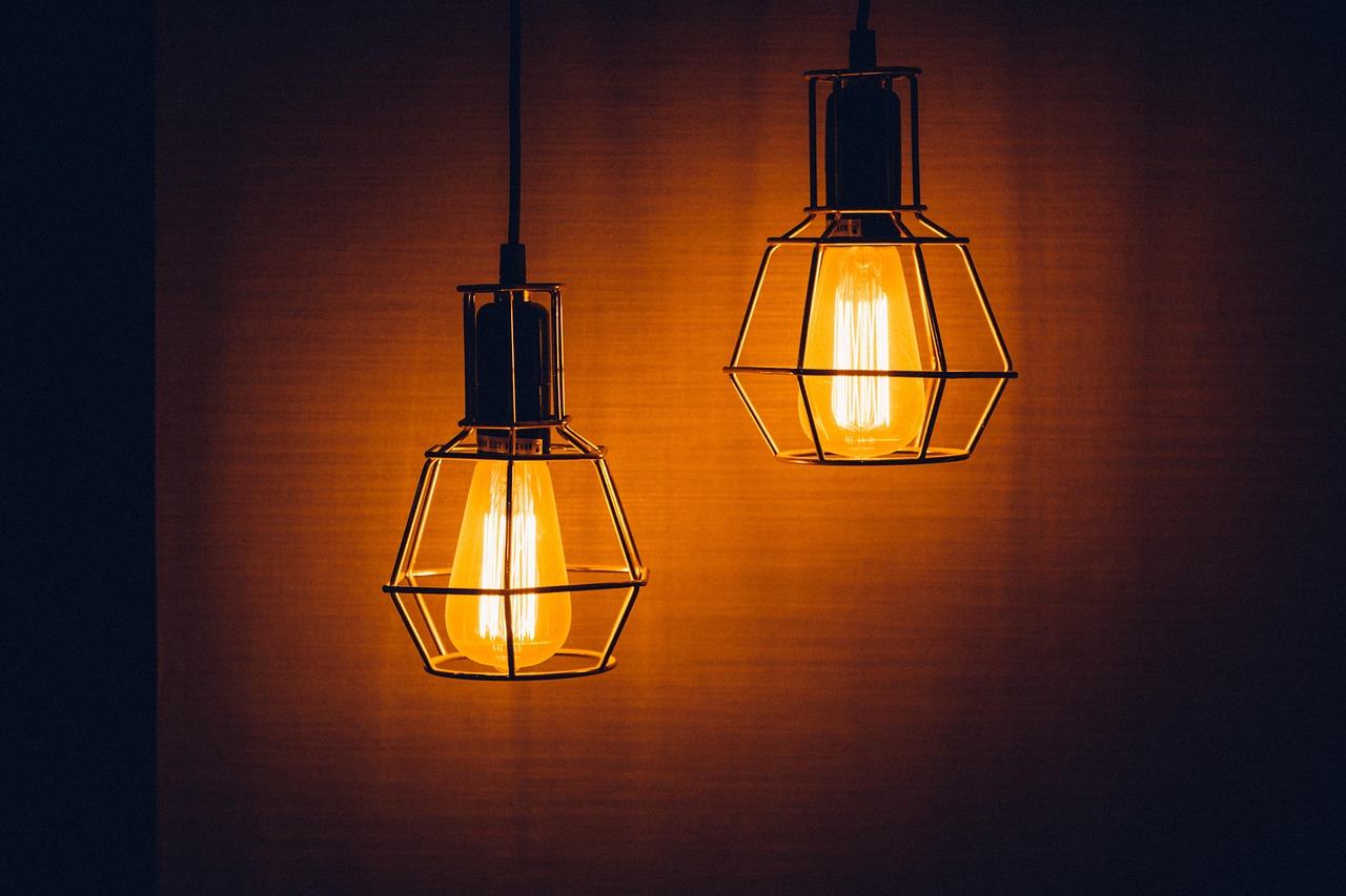 Functionele eetkamerlamp met strak lineair ontwerp. Functionele eetkamerlamp met strak lineair ontwerp.