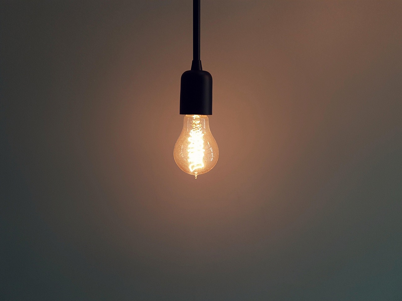 Stijlvolle lineaire hanglamp verlicht eetkameromgeving. Stijlvolle lineaire hanglamp verlicht eetkameromgeving.