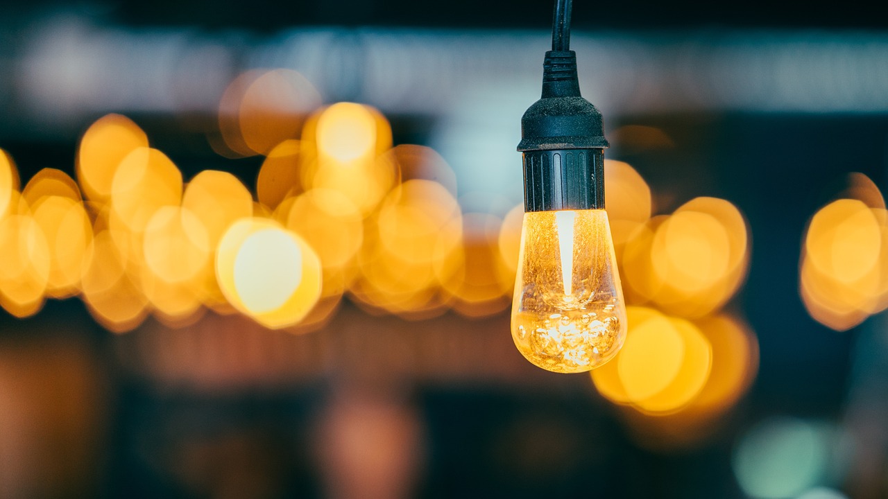 Lineaire hanglampen voor de eetkamer: modern en functioneel