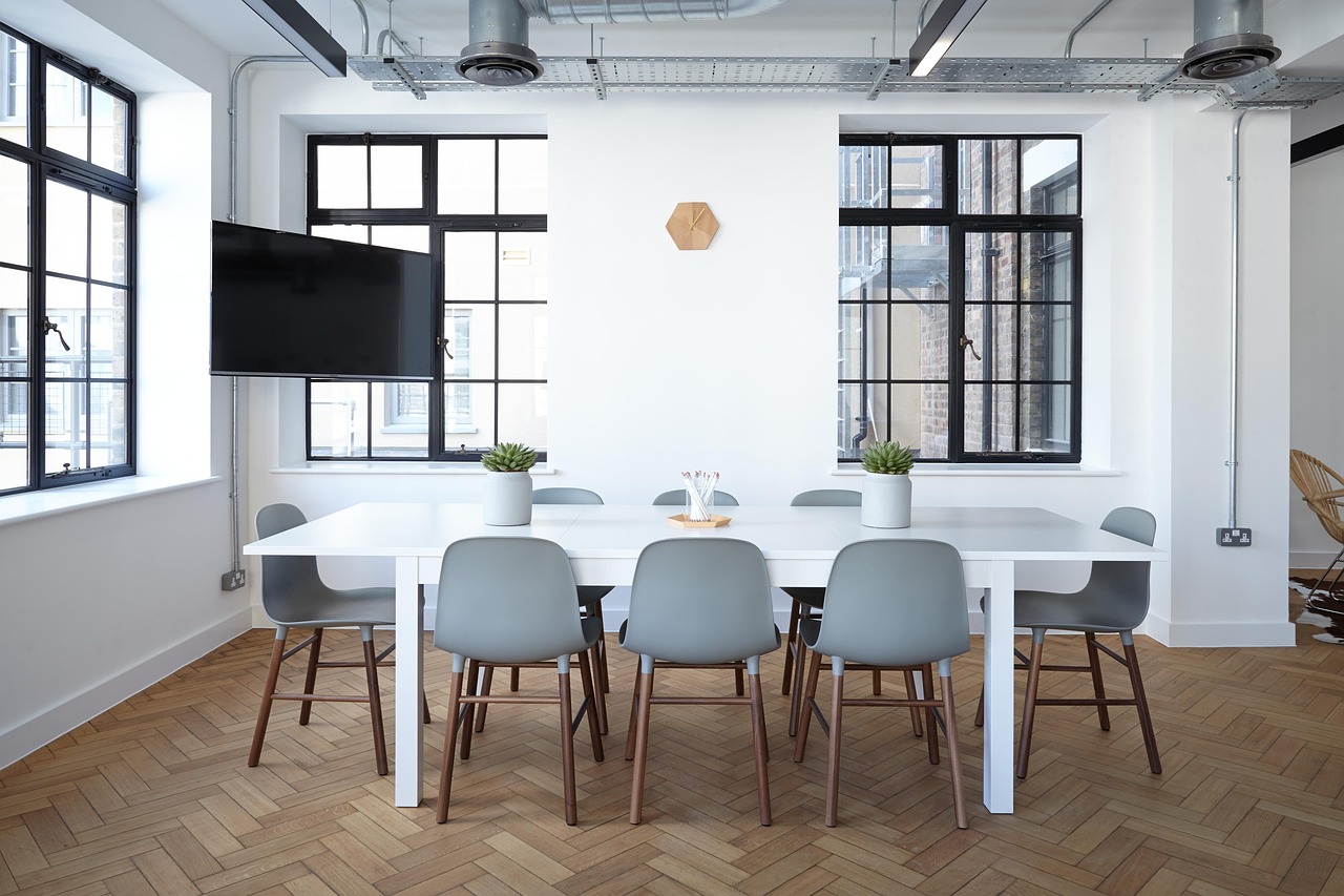 Compacte inklapbare stoel voor efficiëntie in compacte kantoren.