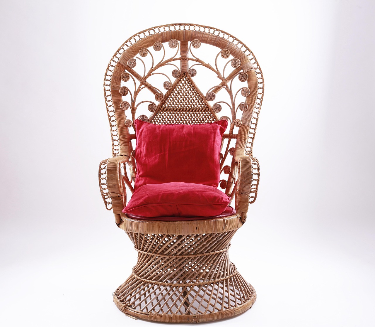Moderne rotan lampen boven loungestoel.