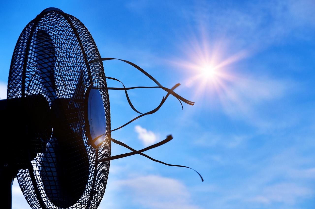 Persoon opent ramen voor natuurlijke ventilatie. Persoon opent ramen voor natuurlijke ventilatie.
