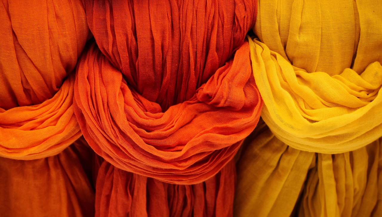 Zonnige pluche: de comeback van fluweel in zomerdecoratie