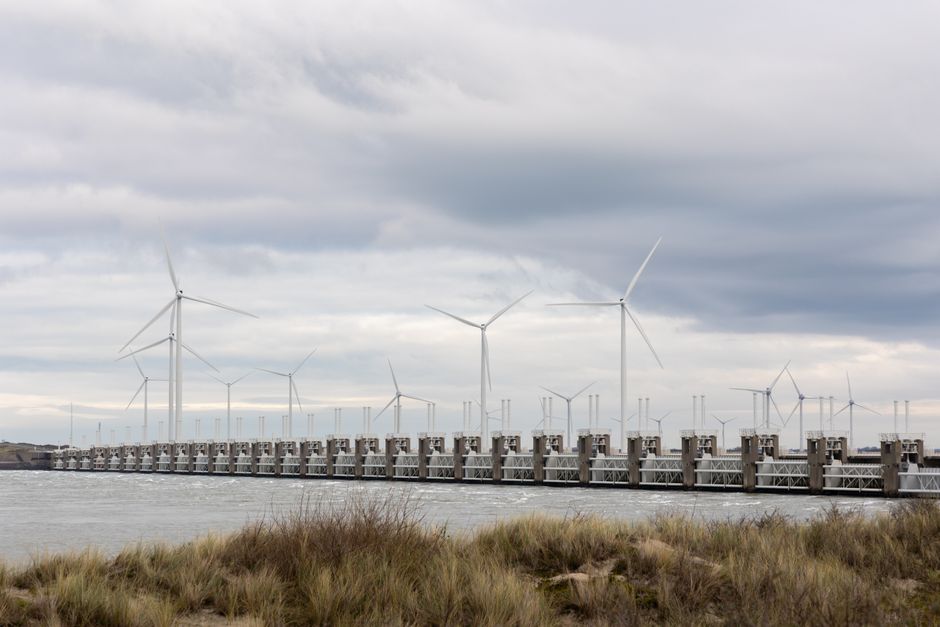 Slimme straatlantaarns in een duurzame wijk. Slimme straatlantaarns in een duurzame wijk.