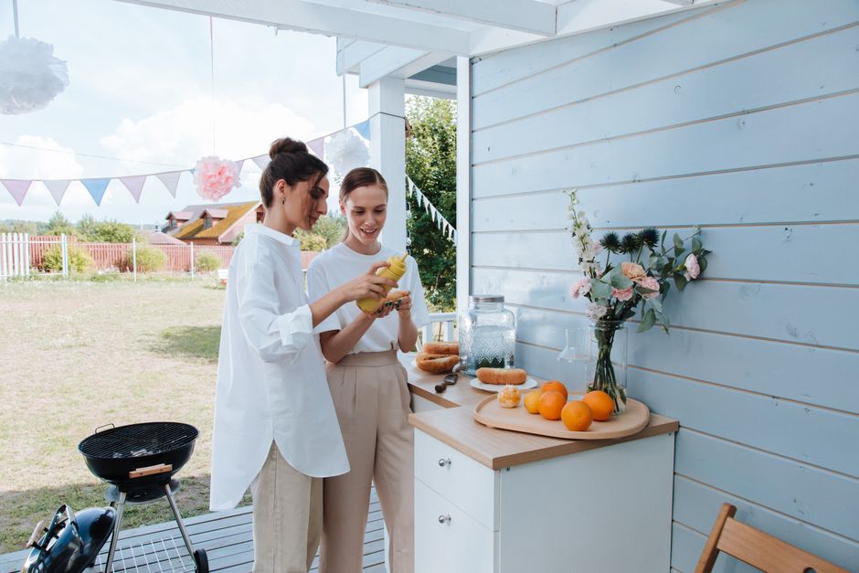 Eettafel met zomers tafellinnen en bamboe stoelen. Eettafel met zomers tafellinnen en bamboe stoelen.