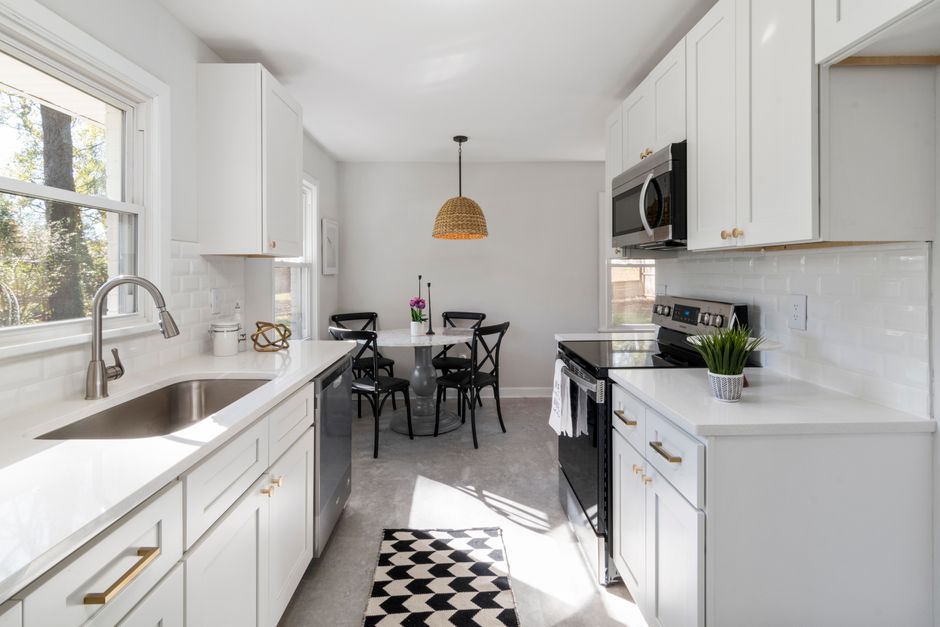 DIY renovatie met betaalbare, moderne keukenkasten.