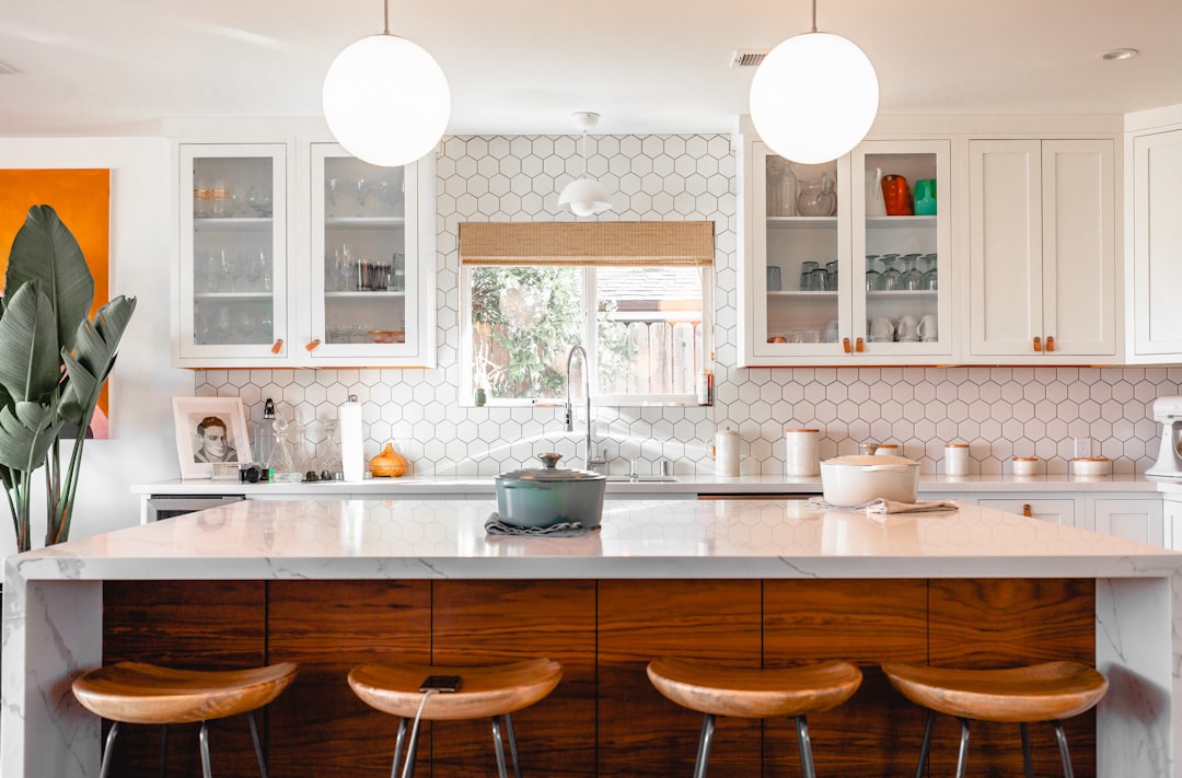 Keukenrenovaties met een budget: moderne look zonder de bank te breken