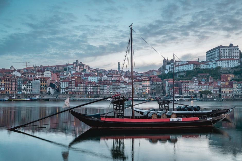 Canvas Praag: Een stedelijke herfstwandeling aan je muur