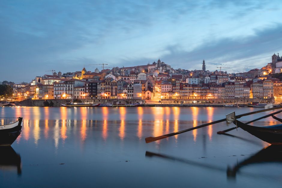 Herfstbladeren sieren muurschildering van Praag.