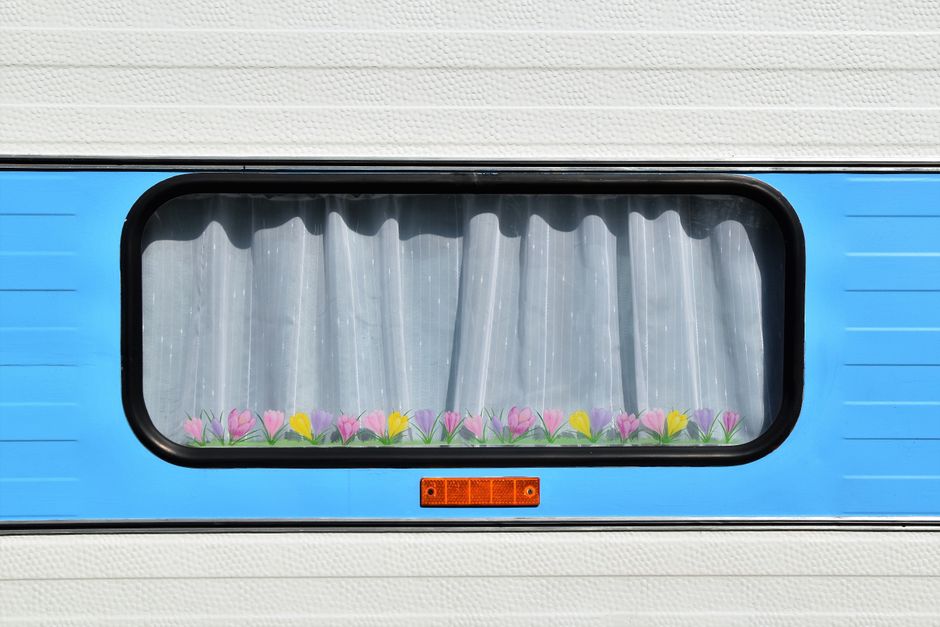 De ideale gordijnen voor caravantrips in de herfst