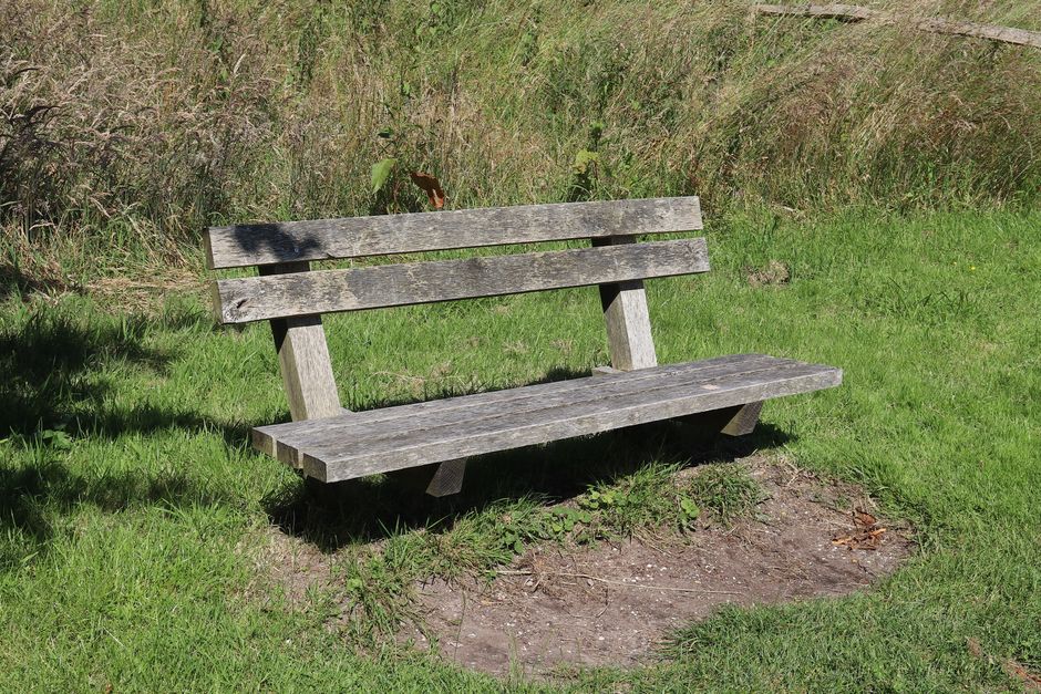 Gezellige hoek met warmgekleurde plaid stoel.